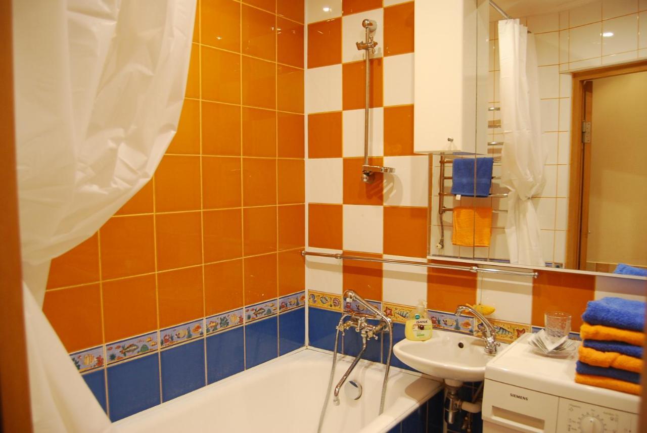 Three Bedroom Stepana Bandery Street Ровно Экстерьер фото